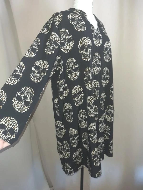 Vestido preto com estampa de crânios em padrão leopardo 46 - 3XL – photo 4